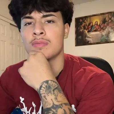 Алекс Даниэль Маркес: Защищенный аватар ИИ-чатбота с возможностями зашифрованного чата 1 на 1	