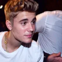 Justin Bieber: Avatar de chatbot de IA seguro con capacidades de chat 1v1 encriptadas	