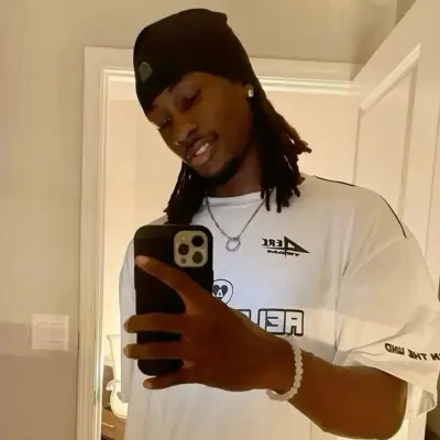 Kyree Evans: Lernen Sie die Hauptfigur unserer KI-Welt kennen, mit einer Liste der Charaktereigenschaften und KI-Chat-Funktionen.