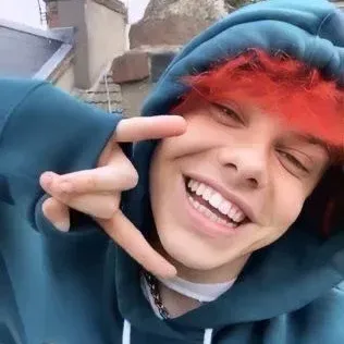 Dominic YUNGBLUD: Interactive AI chatbot mascot for random chat and community-driven roleplay