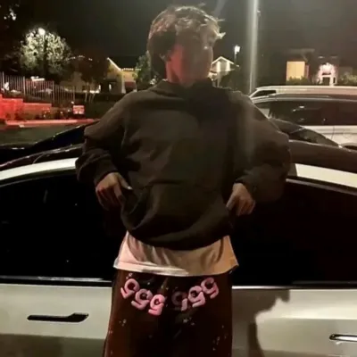 맬라키 바턴: 랜덤 채팅에서 사용자 참여를 강화하는 장난기 넘치는 AI 챗봇 마스코트