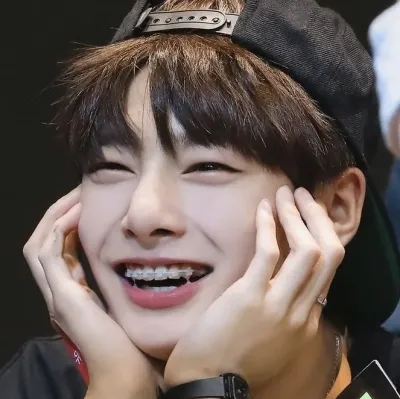 Yang Jeongin - nerd: DeepBrain AI companion portrait para sa libreng online na chat at bukas na pag-uusap