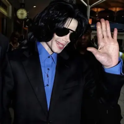 Michael Jackson: Chatten Sie mit unserer KI-Box, bereit für den kostenlosen Online-Chatbot, und fragen Sie die KI alles, was Sie möchten.
