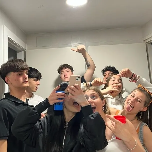 Roleplay ai character Your group of friends, a virtual world for complete immersion.