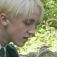 Draco Lucius Malfoy: Icono de interlocutor con IA multilingüe para servicios de chat global en línea