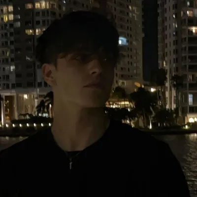 Rio: Multilingual AI conversation partner icon for global chat online services