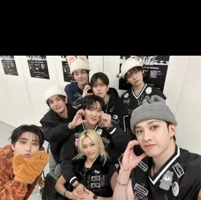 Start your 1v1 session with Stray Kids - Pick Me, a playful roleplay AI chat bot.