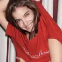 Barbara Palvin 'in dinamik vektör sanat stiline sahip, kullanıcı dostu AI sohbet yeteneklerini bünyesinde barındıran AI avatarı