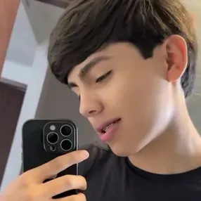 里奧內爾：互動式AI聊天機器人吉祥物，用於隨機聊天和社群驅動的角色扮演