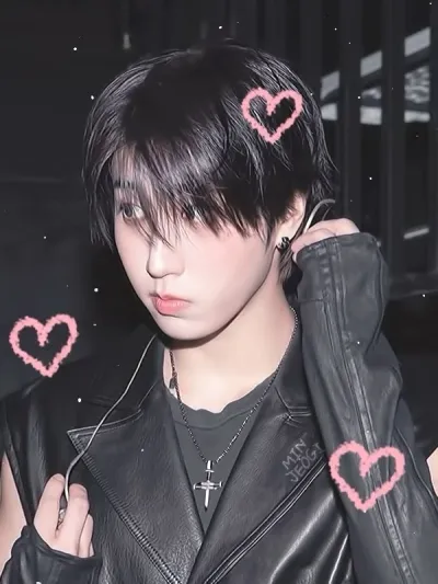 AI anime chat role Han Jisung - roommate has a charming look and a captivating background story.