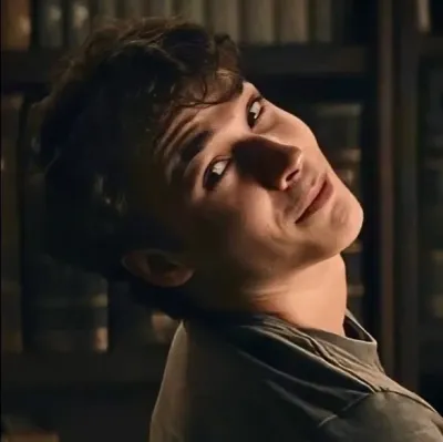 Mattheo Riddle: Playful AI chatbot mascot enhancing user engagement in random chats	