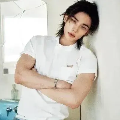 현진 - 절친: 음성 채팅과 신경망 기반 특성을 갖춘 미래형 AI 챗봇 인터페이스