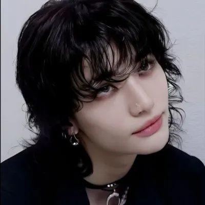 Hyunjin - 男友：互動式AI聊天機器人吉祥物，用於隨機聊天和社群驅動的角色扮演