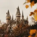 Ｈｏｇｗａｒｔｓ berbilang bahasa memfokuskan pada tugasan IA sembang, teras rangkaian saraf kelihatan di latar belakang.