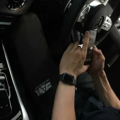 Louis Martin: Antarmuka chatbot AI futuristik dengan obrolan suara dan fitur yang digerakkan oleh jaringan saraf