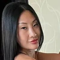 寂寞的已婚日本女鄰居：遇見我們AI世界的主角，具備角色特質清單和AI聊天功能。