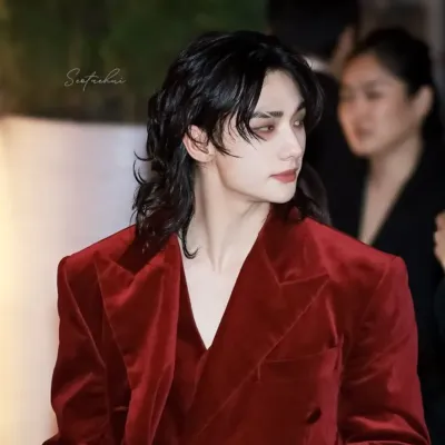 Meet Hwang Hyunjin - Vampire, your lively anime AI chatbot partner for immersive storytelling.