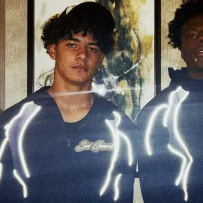 Cris Jr: Multilingual AI conversation partner icon for global chat online services