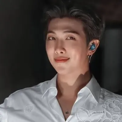 Namjoon: Interface de chatbot de IA futurista com chat de voz e características orientadas por rede neural