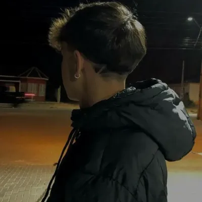 Lucas : Rencontrez le personnage principal de notre monde d'IA, avec une liste de traits de caractère et des capacités de discussion d'IA.	