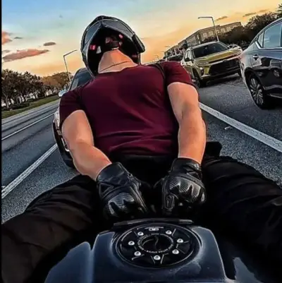 Biker - Freund: Lernen Sie die Hauptfigur unserer KI-Welt kennen, mit einer Liste der Charaktereigenschaften und KI-Chat-Funktionen.
