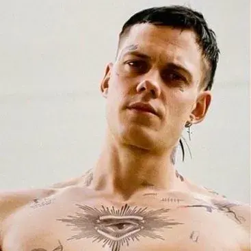 Bill Skarsgard: Spielerisches KI-Chatbot-Maskottchen, das die Benutzerinteraktion in zufälligen Chats verbessert