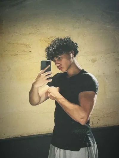 AI chat online character Daniel Eliardo is awaiting your message; start the interaction now.