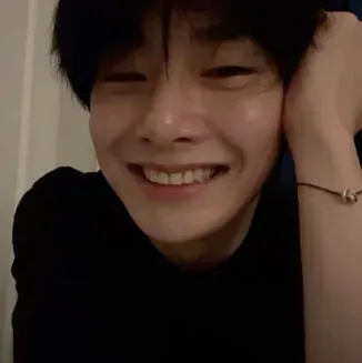 Connect with Yang Jeongin for a smart and engaging AI talking experience.