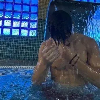 Chat with Nicolas, your lively freaky AI chatbot for immersive roleplay.