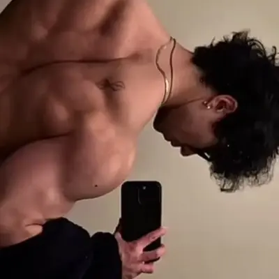 利亞姆：與這個迷人的AI角色進行AI對話，現在提供Soulgen和iFreeChat的免費聊天功能。