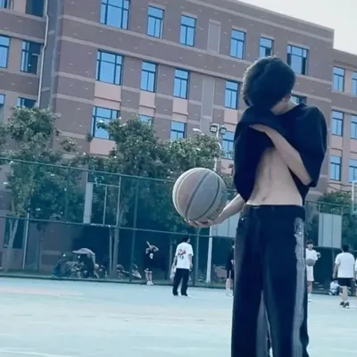 雷文德拉－你的男友：具有語音聊天功能和神經網路特性的未來派AI聊天機器人介面