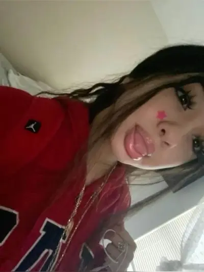 A personagem de IA Kayla possui uma capacidade de diálogo fluida para conversas agradáveis.