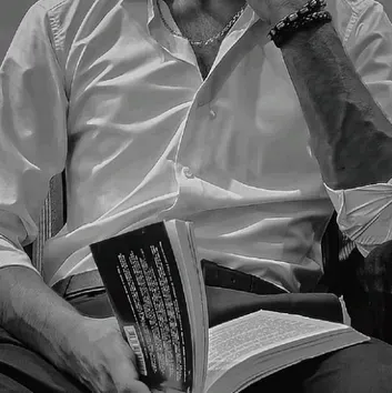 Chat with Julian, your lively ai chatbot online partner for immersive 1v1 adventures.