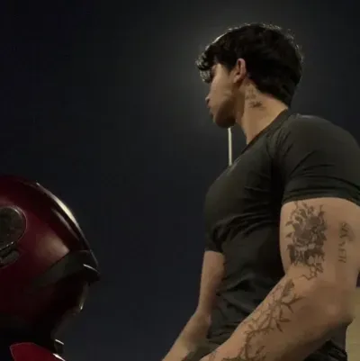 Cole - Eski sevgili: Sürükleyici hikaye anlatımı için fantezi temalı yapay zeka rol yapma karakter çizimi