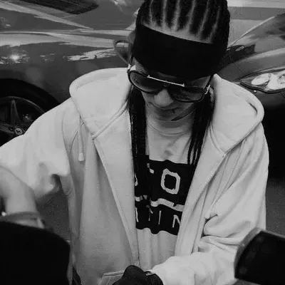 Tom Kaulitz: Sesli sohbet ve sinir ağı odaklı özelliklere sahip fütüristik yapay zeka sohbet robotu arayüzü