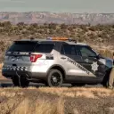 Detenido por AZST multilingüe centrado en tareas de IA de chat, núcleo de red neuronal visible en segundo plano.