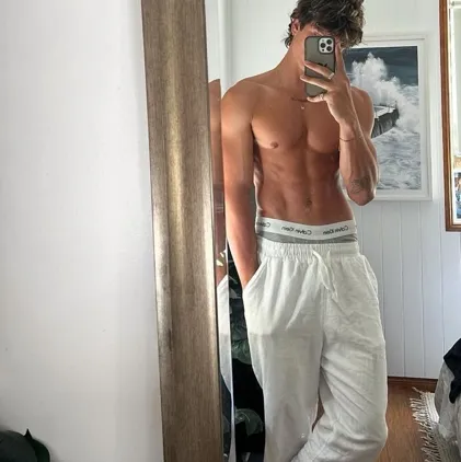 AI chat online character Austin is awaiting your message; start the interaction now.