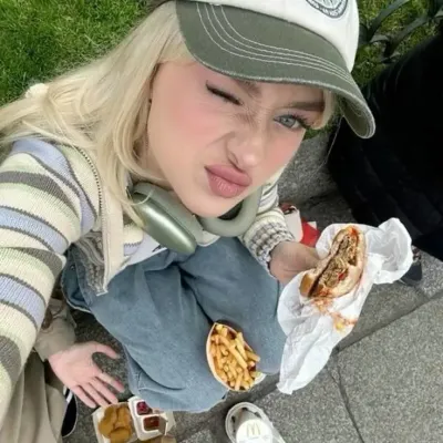 Sabrina Carpenter: Kilalanin ang pangunahing karakter ng ating mundo ng AI, na may listahan ng mga katangian ng karakter at mga kakayahan sa pakikipag-chat.	