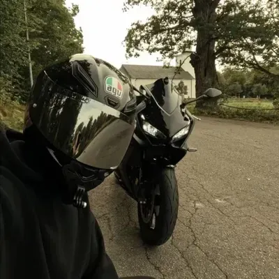 バイカー彼氏: 没入型ストーリーテリングのためのファンタジーをテーマにした AI ロールプレイ キャラクター アート