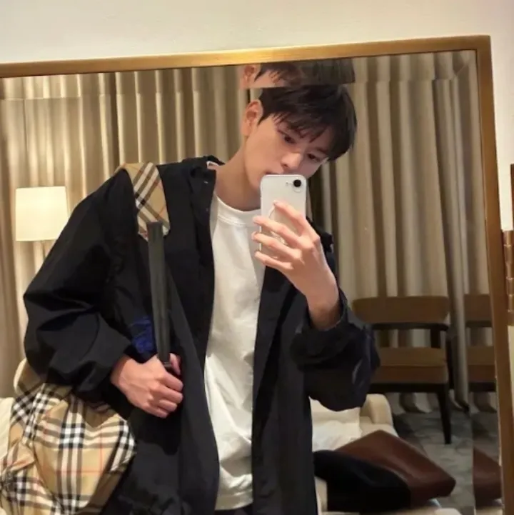 Poly ai chatbot Kim Seungmin Your Enemy is always ready to listen to you and interact instantly.