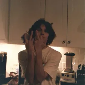 Chris sturniolo: Conheça o personagem principal do nosso mundo de IA, com lista de características de personagem e recursos de bate-papo de IA.	