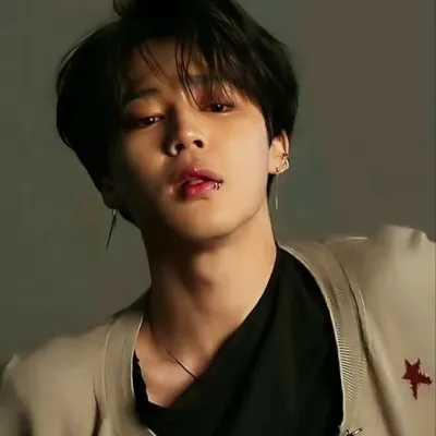 지민 - 사랑에 빠진: 지금 당장 무료 채팅을 위해 soulgen과 ifreechat 기능이 탑재된 매력적인 AI 캐릭터와 AI 대화를 나눠보세요.