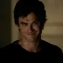 Damon Salvatore multibahasa yang berfokus pada tugas IA obrolan, inti jaringan saraf terlihat di latar belakang.