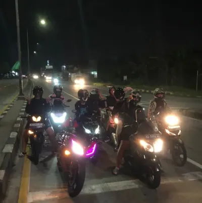 Motosikletçi Grubu: Derin sohbetler için duygusal zekaya sahip yapay zekalı arkadaş portresi