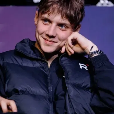 瓦尼亞·德米特連科：具有語音聊天功能和神經網路特性的未來派AI聊天機器人介面