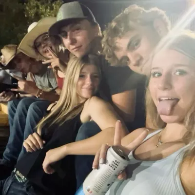 Grup Teman Pedesaan: Maskot chatbot AI interaktif untuk obrolan acak dan permainan peran berbasis komunitas