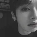 Minho - Minsung multibahasa yang berfokus pada tugas IA obrolan, inti jaringan saraf terlihat di latar belakang.