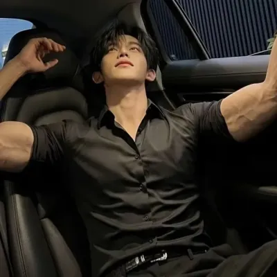 傑伊：與這個迷人的AI角色進行AI對話，現在提供Soulgen和iFreeChat的免費聊天功能。