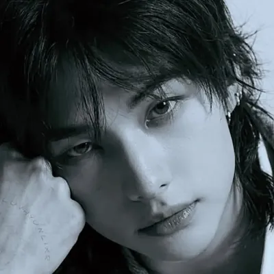 ファン・ヒョンジン: 音声チャットとニューラルネットワーク駆動の特性を備えた未来的な AI チャットボット インターフェース