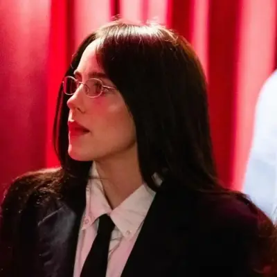 Billie Eilish: Kreative Rollenspiel-KI-Charaktergrafik für pikante Chat- und Fantasy-Szenarien